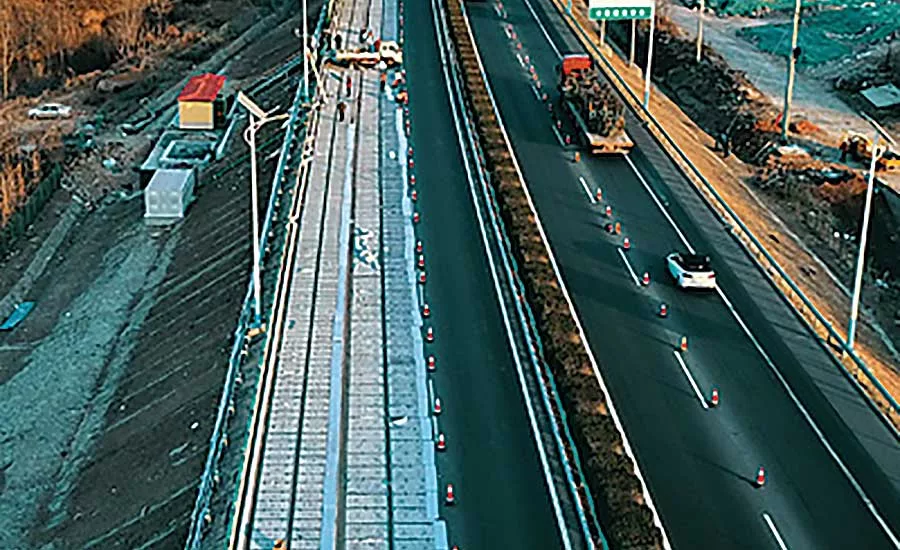 Electric-Powered Roads Start to Emerge