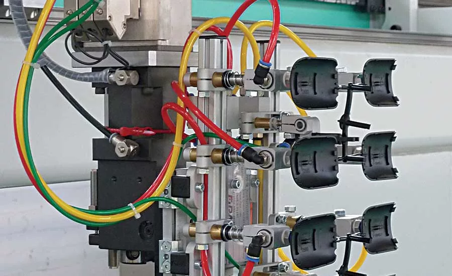 Gripper Rapidly Removes Plastic Parts From Eight-Cavity Mold
