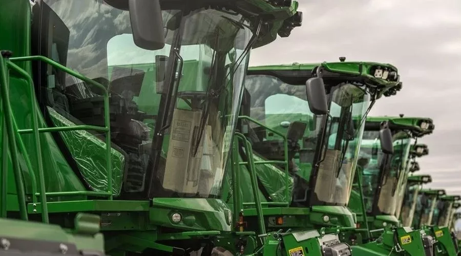 John_Deere_in_East_Moline_4733_combine_outside.jpg