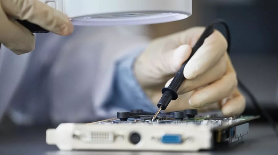 tech-repairs-close-up-2022-07-27-21-38-58-utc.jpg