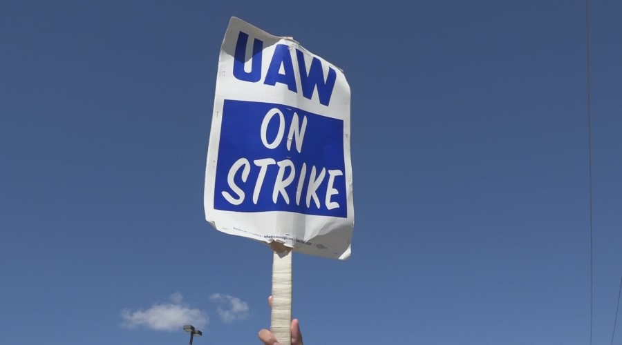UAW on strike.jpg