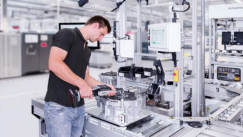 assembler using a Nexo cordless nutrunner