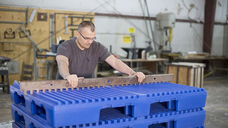 manufacturing plastic pallets