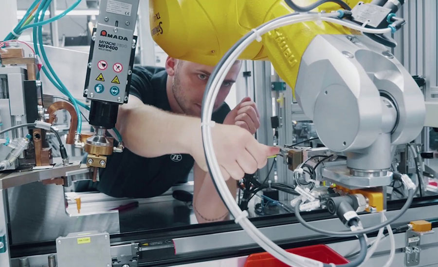 assembler working with Stäubli robot