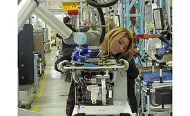 operator working with a cobot
